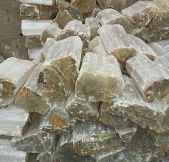 Rough gypsum selenite