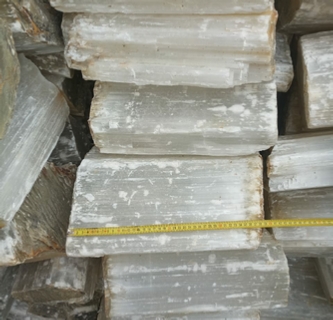 Rough gypsum selenite